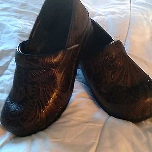 NWOT Women's size 10 Dansko clogs in dark brown patterned leather